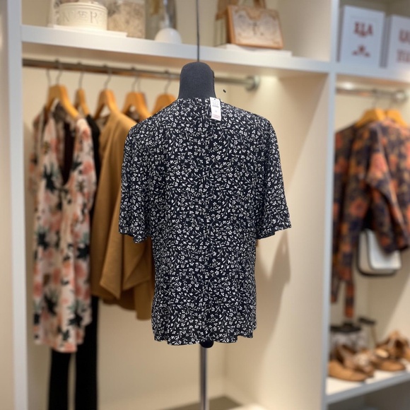 Talbots Black and White Flower Print Blouse. Short Sleeve, Women’s , size 12 - Picture 2 of 3